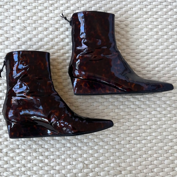 Stuart Weitzman Women’s Brown Gloss Tortoise Ankle Pointed Toe Boot 6 Wedge Heel - Picture 1 of 10